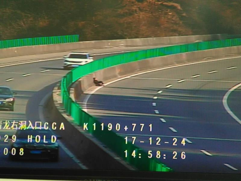 六旬老太高速隧道口睡觉:喝了两瓶啤酒 六旬老太高速隧道口睡觉:喝了两瓶啤酒