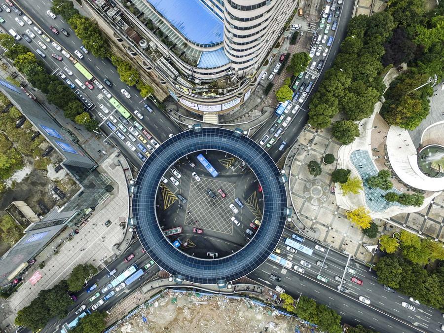 如今贵阳城市中心大十字环形天桥拆除后,城市交通建设转为地下紧张