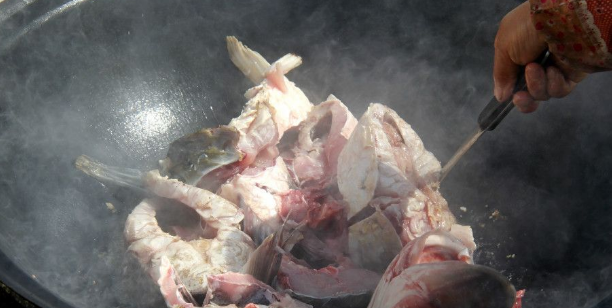 一个打铁桶,上面放一口大铁锅,就可以炒菜炖汤了.