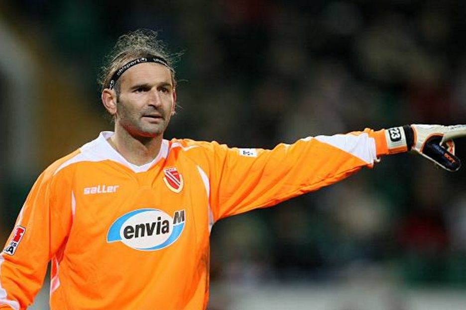 德甲最离奇的门将:扑出过卡恩点球,也进过无解