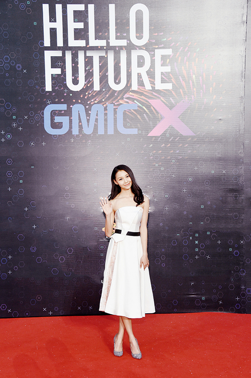 阿丽亚带伤出席活动 韩星具贤皓全程绅士陪同