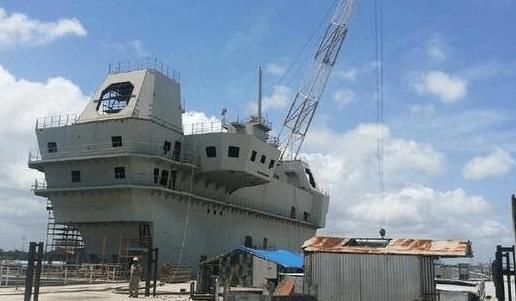 印度国产航母刚下水就闹笑话,看来撒钱也不一