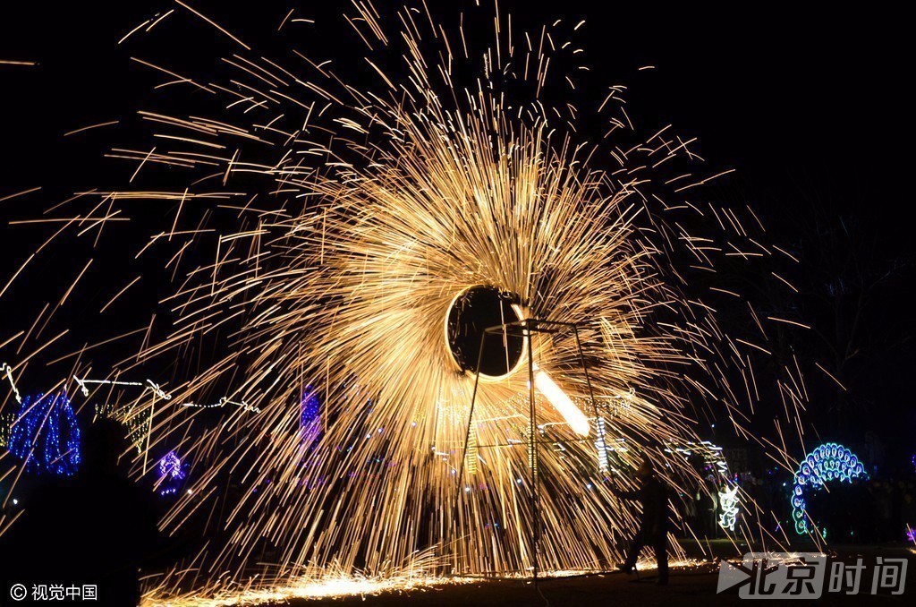 现场金花飞舞,火光四射.