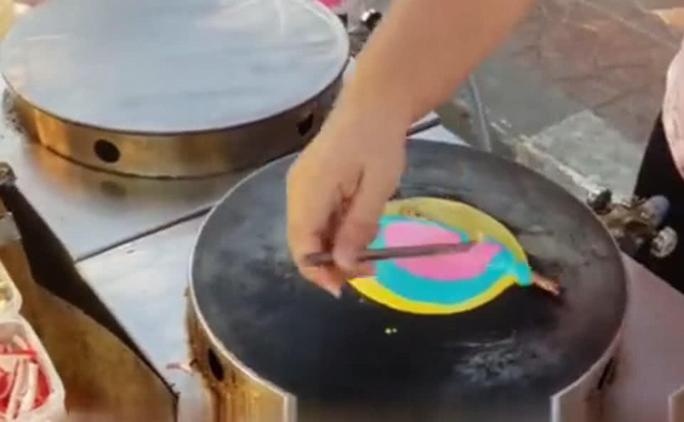 泰国街头的彩色煎饼,满满的都是色素,看完你还