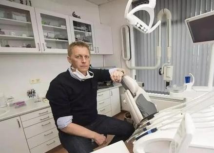 冰岛主教练离任 世界杯小组垫底出局重新做回