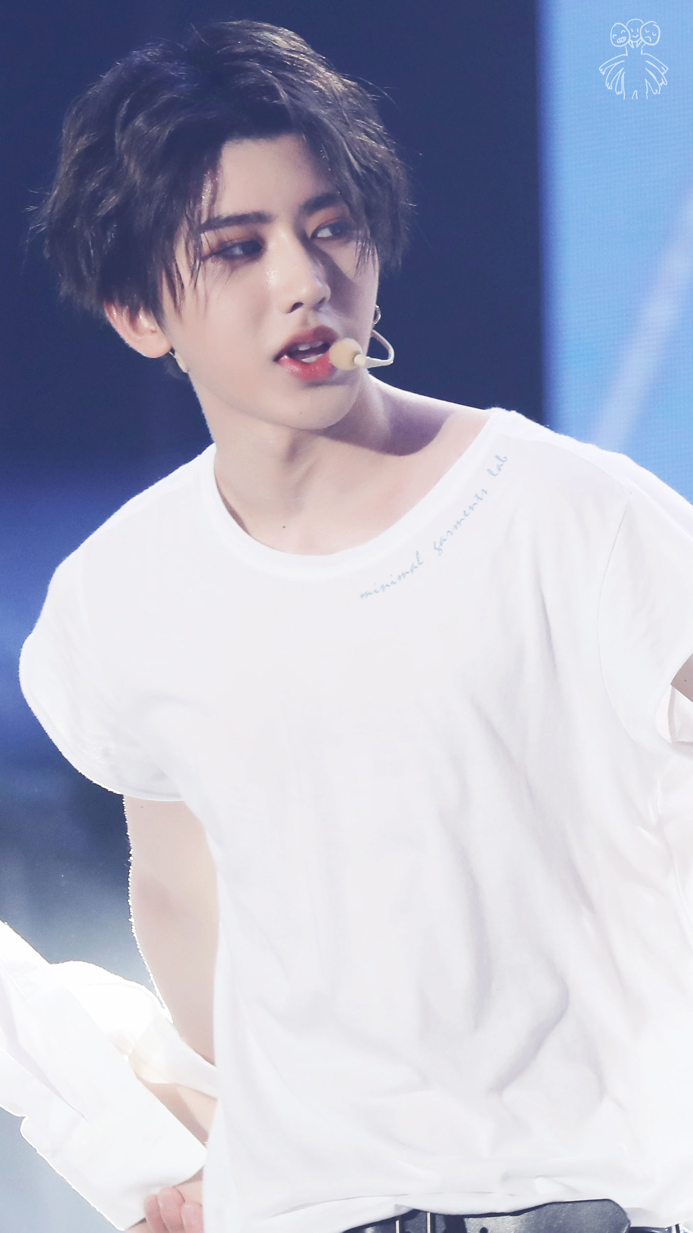 蔡徐坤短袖风波手臂有肌肉 发光的天使 很帅很