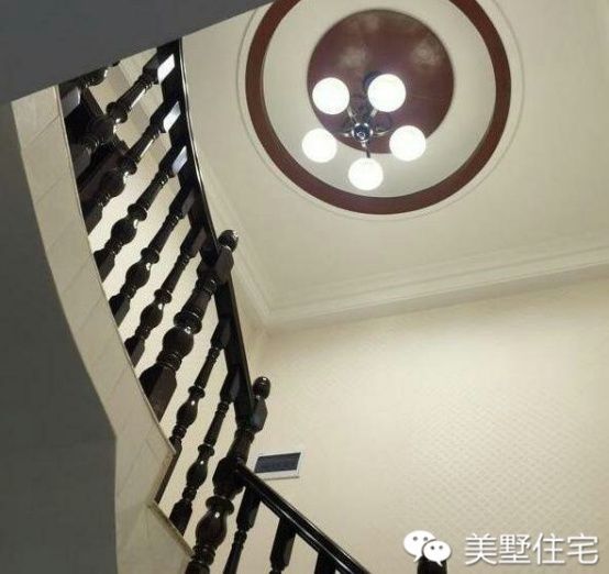 农村大叔花200万自建中式豪宅,霸气造型,外国