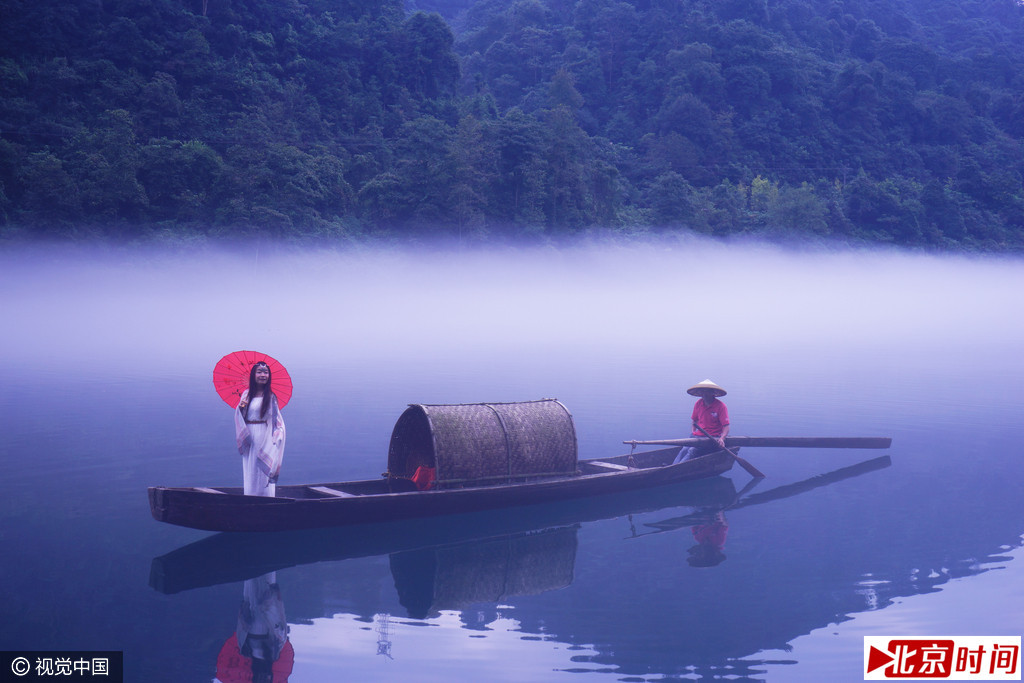 位于湖南郴州市境内的小东江，有“湘南洞庭”之称，集山的灵秀、水的神韵于一体，特别七、八、九三个月因为气温昼夜变化所致的晨雾，如仙如幻，展现了一幅“雾漫小东江”的美丽画卷。