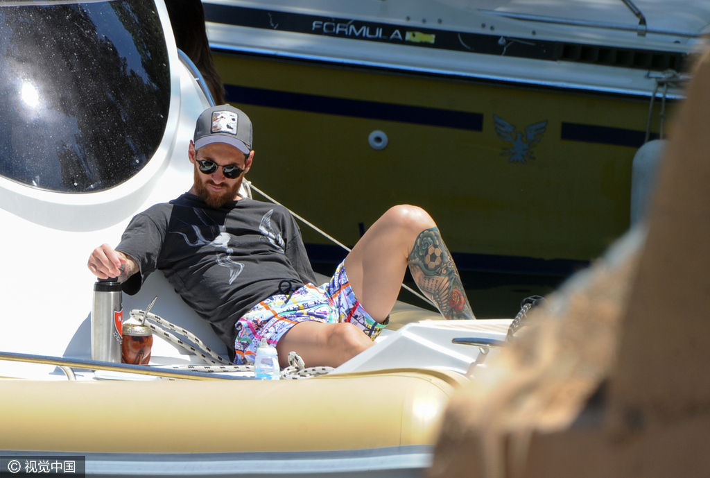 组图-梅西携家人度假 球王驾摩托艇飞驰霸气十足