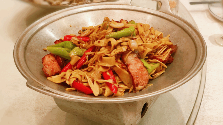 【笋尖炒腊肉】脆嫩的笋尖,鲜香的腊肉,下酒下饭,舌尖上的美味! 【笋尖炒腊肉】脆嫩的笋尖,鲜香的腊肉,下酒下饭,舌尖上的美味!