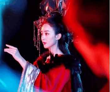 赵丽颖穿越变猫, 网友: 甩出九命猫妖几个银河系