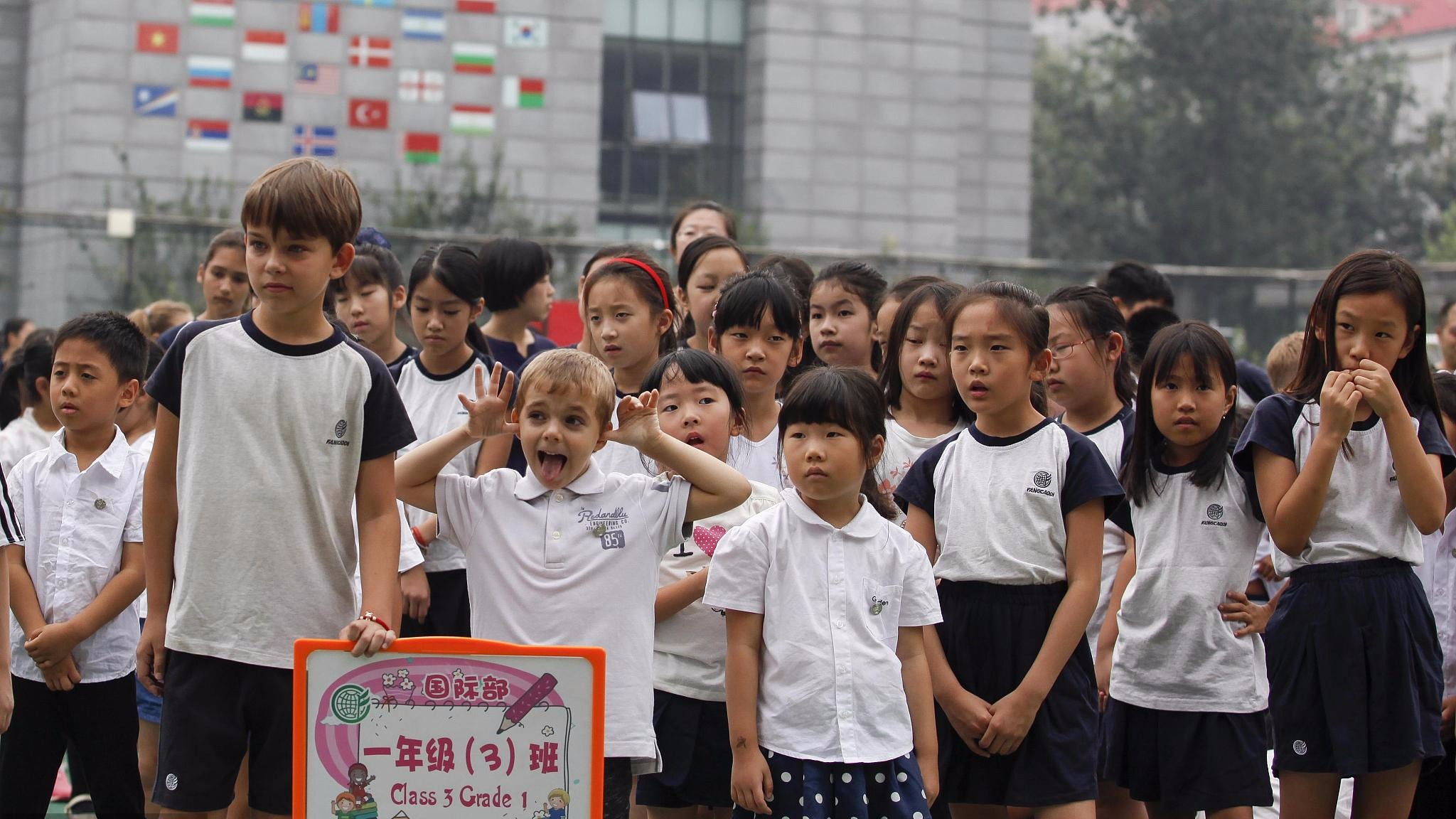 学校中的小小联合国 让小朋友秒变父母的翻译官