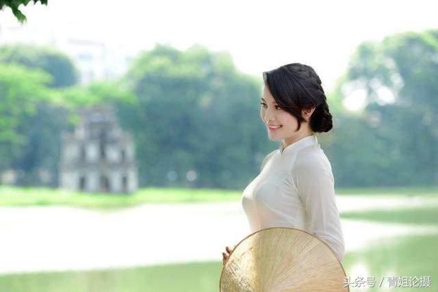 当越南美女穿上中式旗袍,开叉到腰美到爆,风情