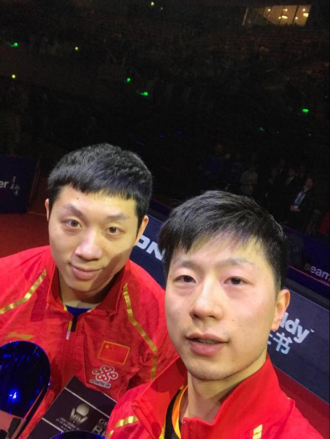 马龙&许昕赛后自拍合影