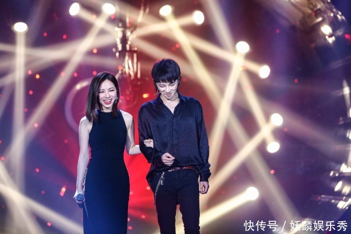 同穿开叉裙,邓紫棋真空上阵,杨幂却偷偷在里面