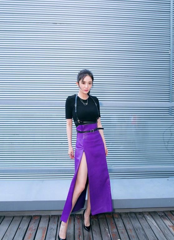 杨幂秋瓷炫穿紫色开叉裙,秋瓷炫大杨幂8岁,可