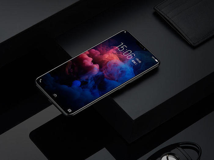 目前基本确认采用类似iphone x的"刘海屏",机身材质也很可能对标oppo