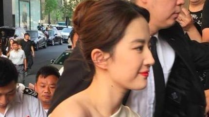 路人镜头下的女明星：杨幂筷子腿 baby排骨胸 她最瘦