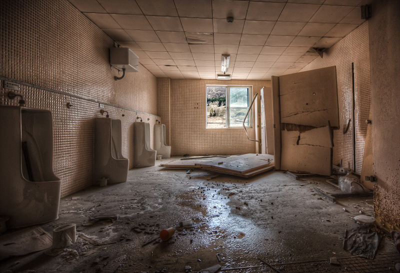 据悉，由于当时该地发生了严重的矿难事故，而控股该学校的公司也于2006年破产，这所位于半山腰的学校便被弃之不顾了。