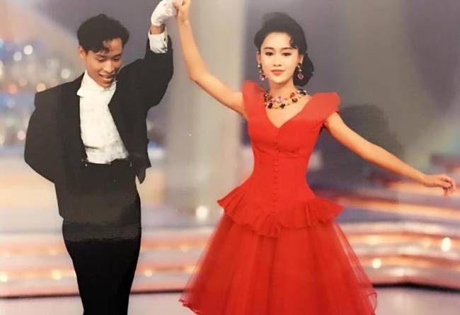 梁小冰晒与袁咏仪选美的照片,网友:袁咏仪的眼睛里有星星