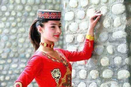 我国这个少数民族长相欧化,人口极少却美女成