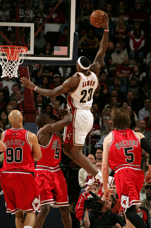 在篮球场时最羞辱的事是什么?对,就是被人扣篮!NBA实在有太多的飞天遁地之人,简直就是防不胜防。下面,一起看一下那些惨不忍睹的扣篮,不光是简单的隔扣,硬生生的被骑着扣。