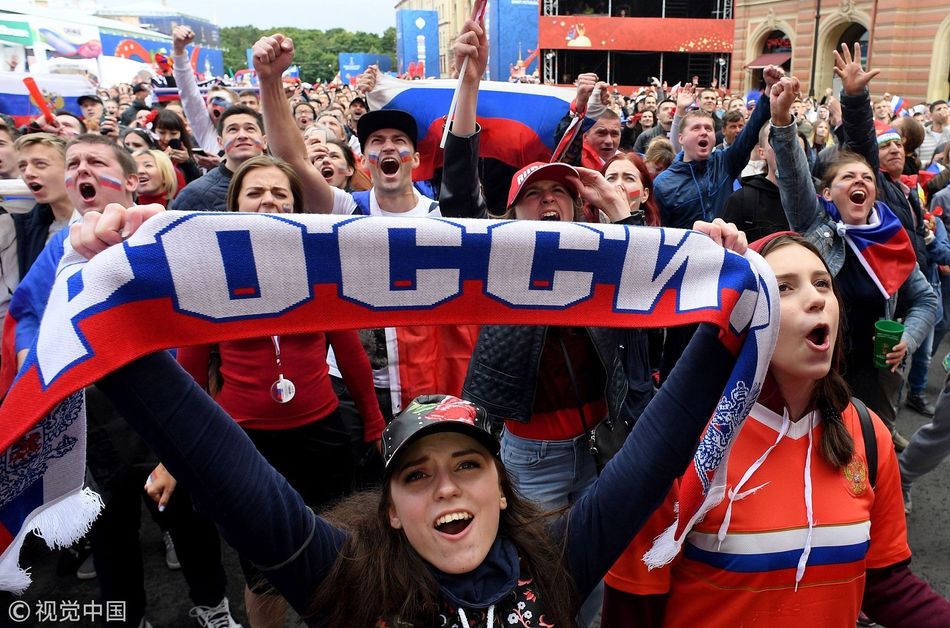 俄罗斯5:4西班牙首进8强球迷狂欢!网友:国足白