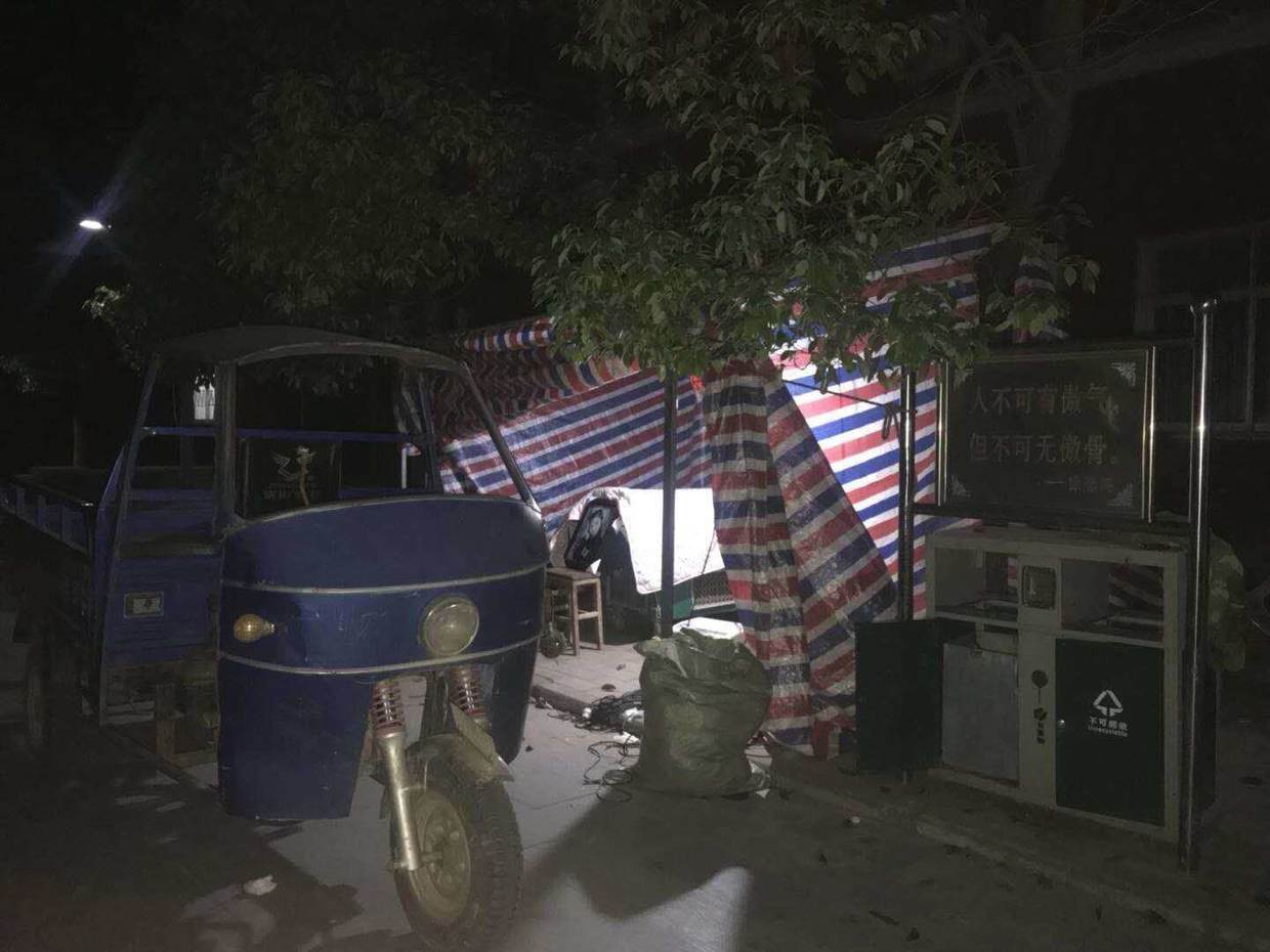 河南固始胡族镇一中三个学生校外死亡,亲属抬