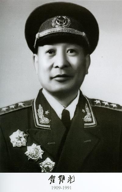 她的家族背景比韩雪还厉害,爷爷是开国上将,曾