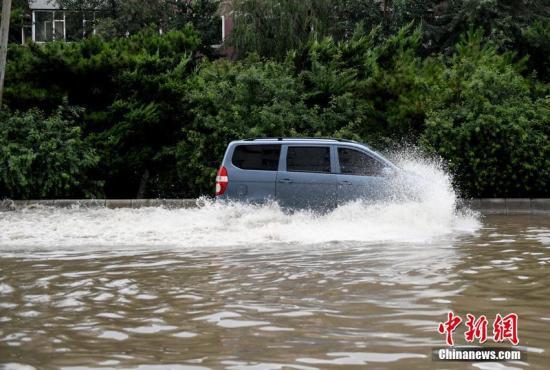 7月16日,长春迎来暴雨天气,市区多处出现内涝积水.