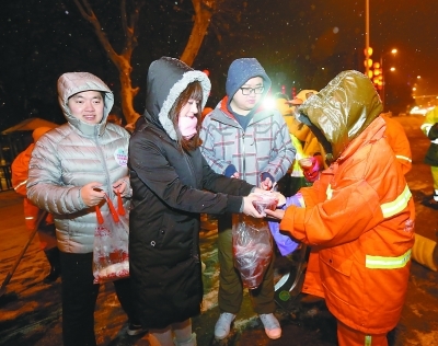 【暖新闻】一碗清粥一份情,这城市因爱而温暖 【暖新闻】一碗清粥一份情,这城市因爱而温暖