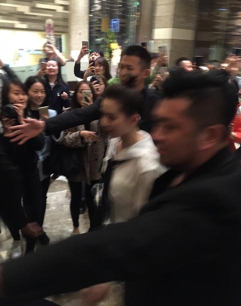 圈新鲜的刘诗诗~高瘦白让人羡慕!靠窗小表情太