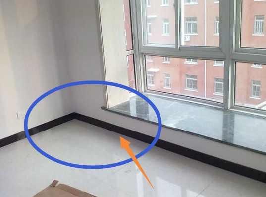 一旦发现工人这样踢脚线,记得给他加工钱,太有责任心了!