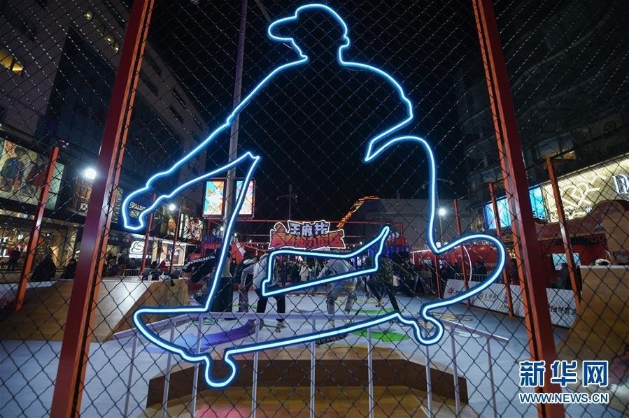 12月20日，演员在新开街的王府井步行街北延段表演滑板表演。新华社记者 鞠焕宗 摄