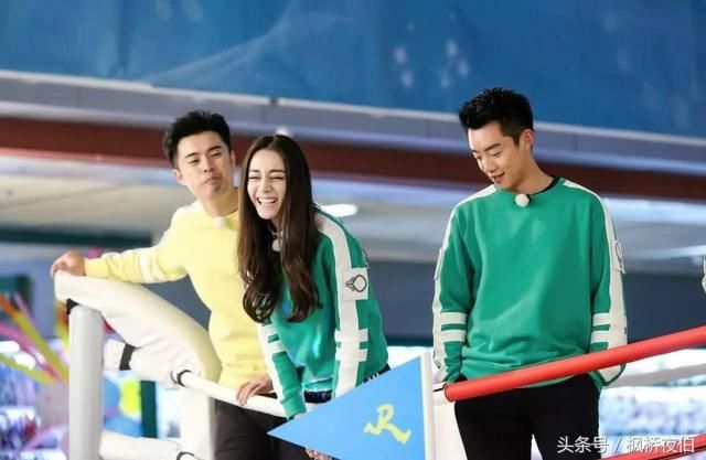 迪丽热巴直播领奖,频繁捂胸口遭网友吐槽:身材