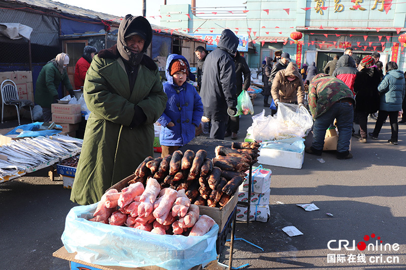 零下13度的东北露天大市场 "冻货"才有过年的味道