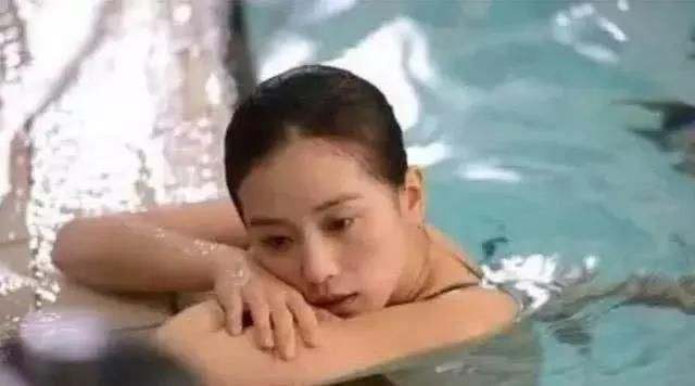 当红女星穿上泳装,赵丽颖惊艳,热巴美颜暴击,关