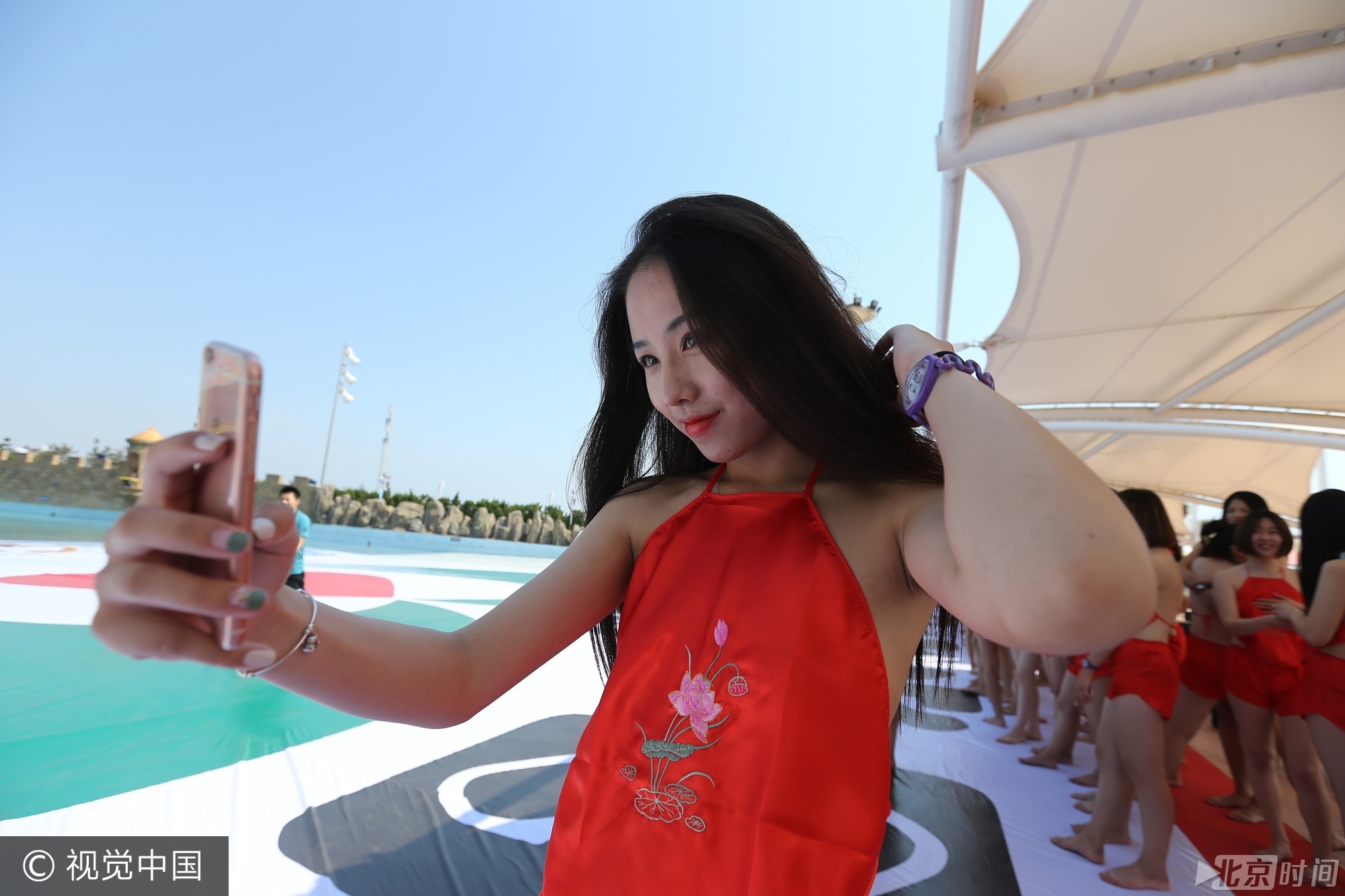 哇，姐姐们穿得好清凉！