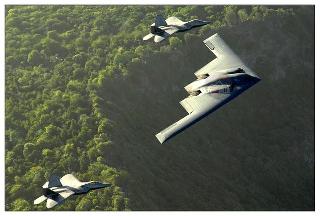 美军又在火上浇油!派F22来撑场子,解放军首度