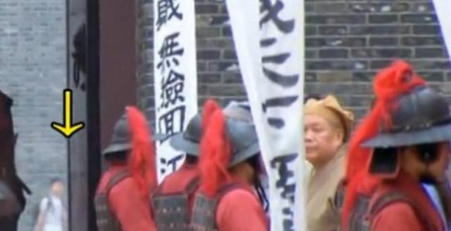 影视剧的奇葩穿帮镜头老奶奶穿越到古代捡水瓶