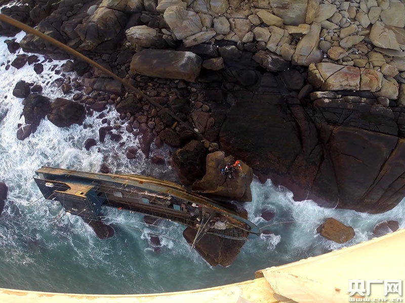 渔船深夜触礁搁浅 直升机救回全部船员