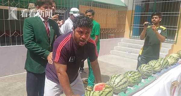 铁头功!巴基斯坦男子1分钟用头砸开51只西瓜 铁头功!巴基斯坦男子1分钟用头砸开51只西瓜