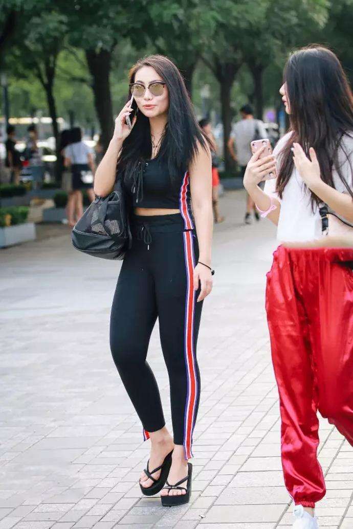 小羽街拍:美女的紧身裤穿的这么紧, 为什么不见