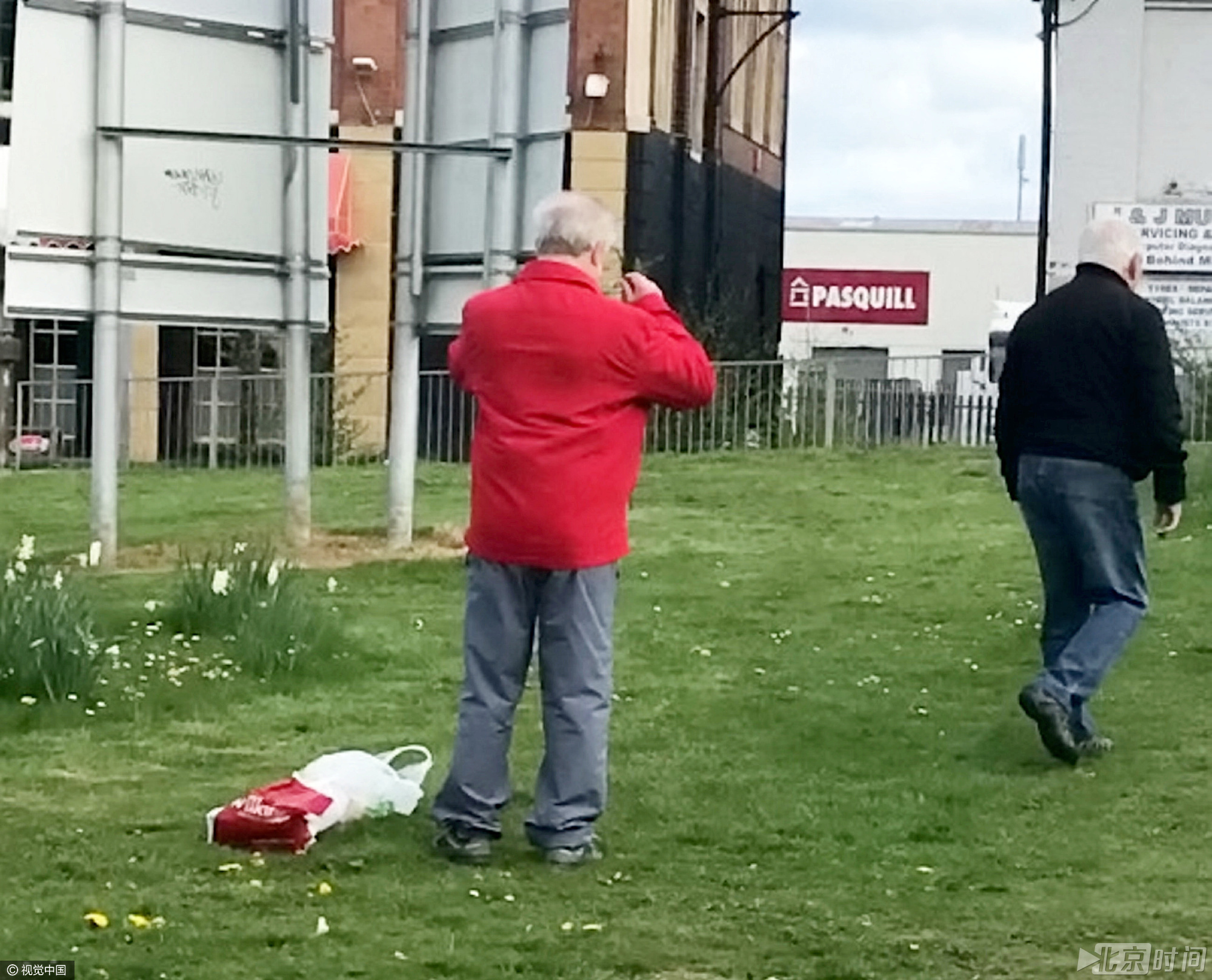 萌萌哒!英国两老人打架 中途停手一起找眼镜