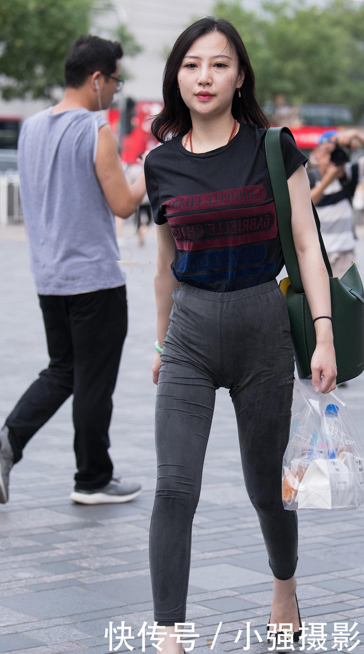 气质小姐姐下身是一件紧身裤,高腰的设计很好