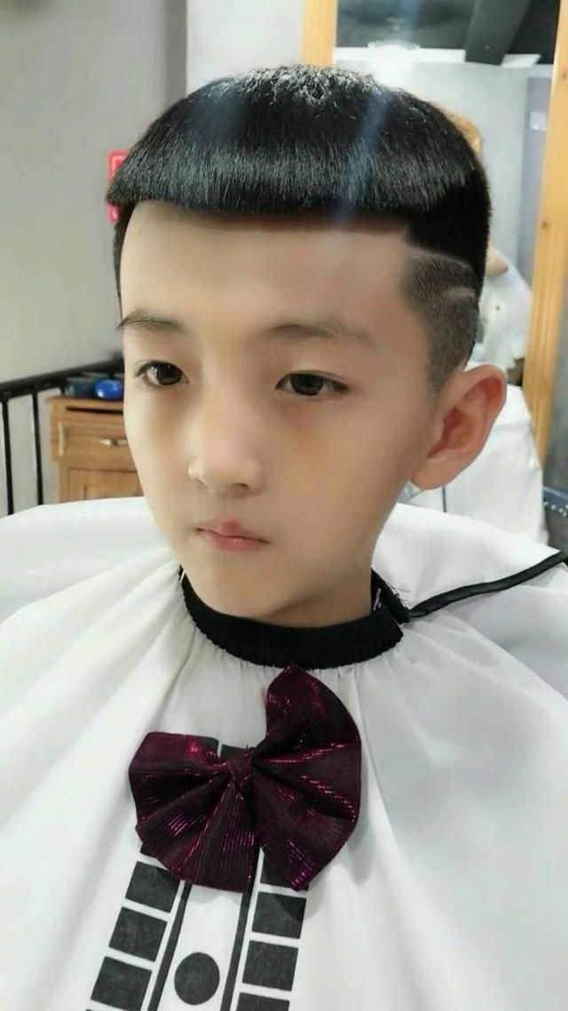 五官风雅的小男孩去剃头店剪短发,美人剃头师
