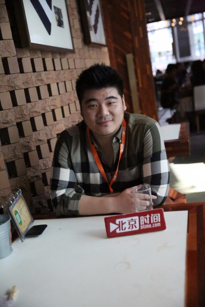 对于游戏的喜爱是他走上这条路的原因,小时候喜欢玩游戏,从经常去中关村买游戏的玩家到现在为玩家服务的游戏商,这样的经历让马总一直站在玩家的角度去为他们考虑,他说现在中国的游戏市场前景很好,可是盗版的存在和一些玩家习惯性的“免费”玩游戏,让中国的整个游戏循环处在极为不健康的环境中,而他的目标就是要改变所有玩家的习惯,让中国的游戏走向良性健康的循环系统!