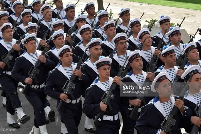 装备m16a1步枪的黎巴嫩海军方队.