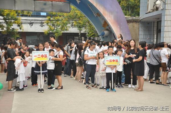 郑州一小学开学仪式 200多娃娃行拜师礼朱砂启