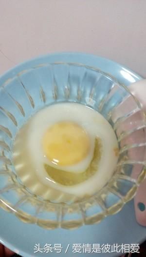 鸡蛋敲碎,开水滚一下,感冒咳嗽喝了就好,孩子好